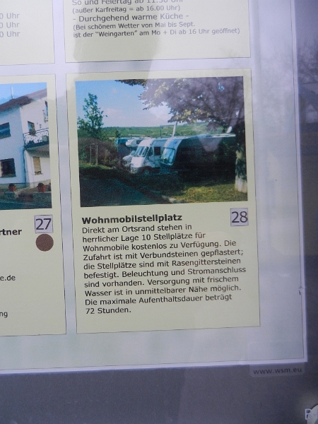 DSCN3927.JPG - Auf einer Infotafel entdecke ich den Womostellplatz.