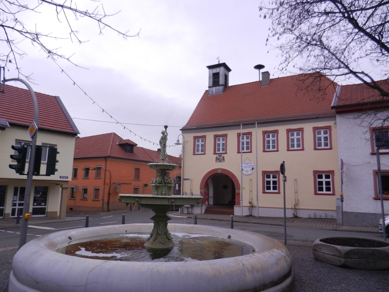 DSCN3928.JPG - Der "Paulchen"-Brunnen auf dem Marktplatz vor dem Rathaus.