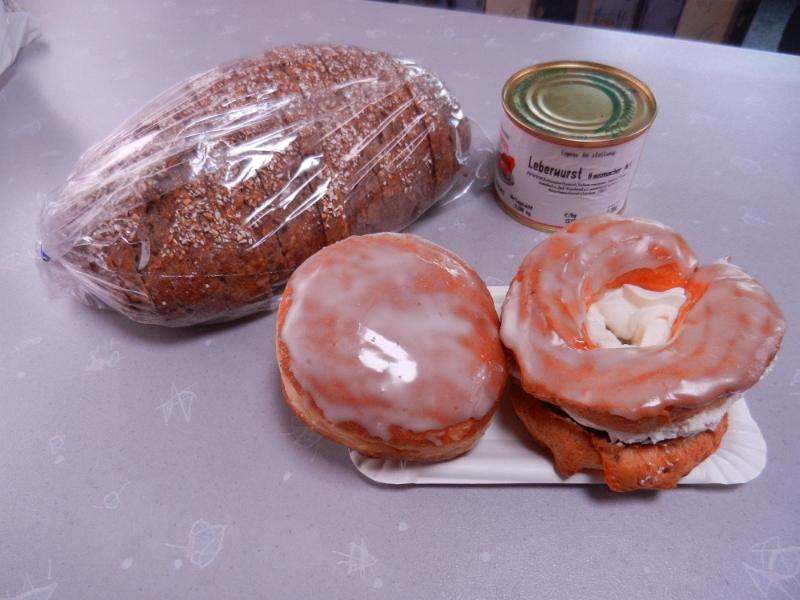 DSCN3930.JPG - Jamjam, in einer kleinen Dorfbäckerei erhalte ich frisches Brot, Leberwurst und zwei echt leckere süße Teilchen!Die Bäckerei ist ca. 400m vom Stellplatz entfernt! ;-)