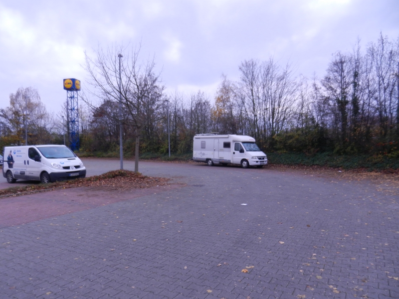 DSCN3931.JPG - Biene's Seminar geht bis ca. 16:00 Uhr. Kurz vorher fahre ich schon in Richtung Mainz und warte in der Nähe bei einem Lidl, bis Biene mich anruft, damit ich sie dann vor dem Hotel abholen kann.Die Parkplatzsituation ist nicht unbedingt für Wohnmobile ausgelegt bei einem Hotel!?!?