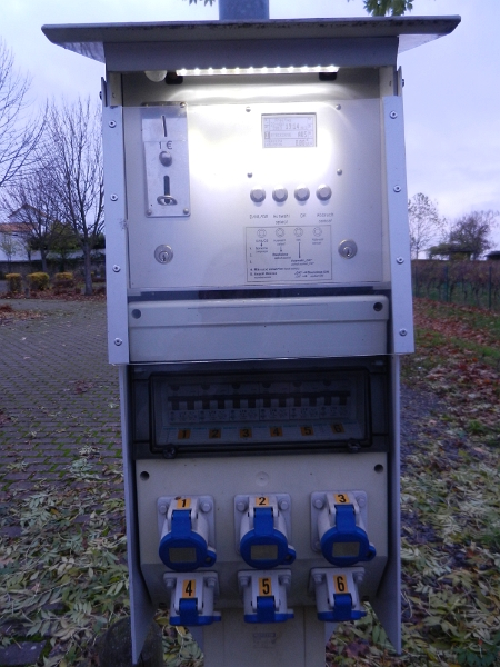 DSCN3950.JPG - Auch dieser Stellplatz in Westhofen ist kostenlos. Strom gibt es für €1,00. V/E ist einen Kilometer entfernt an einer Raiffeisentankstelle.