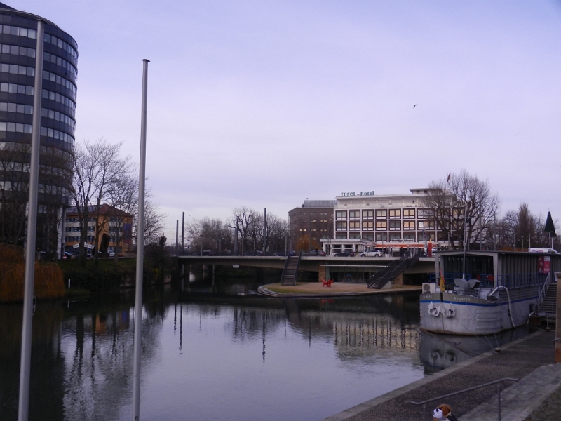 DSCN4184.JPG - Hier teilt sich erneut der Neckar. Ganz links erkennt man den alten Wilhelmskanal. Er ermöglichte seit 1821 die Schifffahrt über Heilbronn hinaus. Heute dient dazu der Kanalhafen.