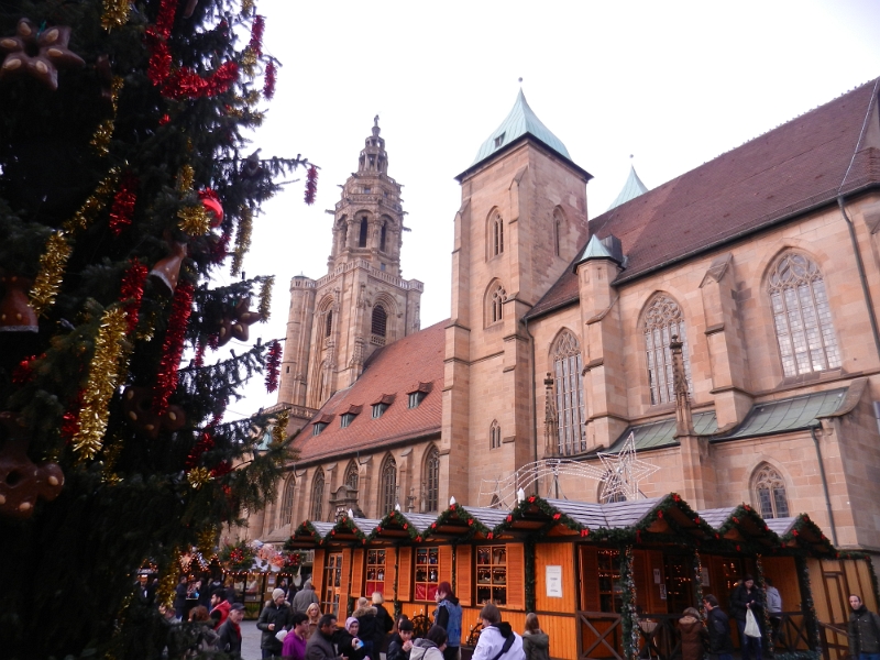 DSCN4205.JPG - Natürlich MÜSSEN wir einen Glühwein auf dem Weihnachtsmarkt trinken.Nur so kann man das Gedränge und den Wahnsinn im Vorweihnachtsshoppinggetümmel ertragen.