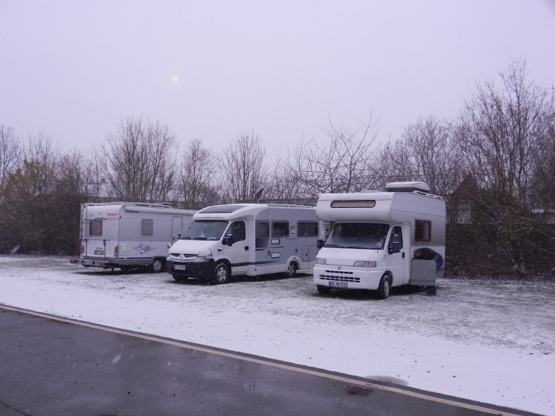 DSCN7641.JPG - Wie es sich für den "harten Kern" gehört stehen wir im Schnee und es ist bitterkalt!