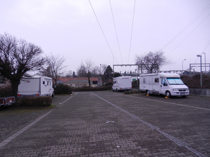 DSCN7695.JPG - Nunja, der Platz ist nicht gerade schön. Kein Strom, schief und zwischen Straße, Bahnstrecke und Einflugschneise gelegen... Dafür ist der Platz sehr zentral gelegen und kostenlos!