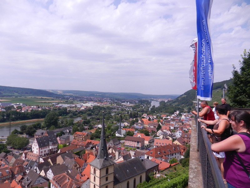 DSCN1032.JPG - Wow, der Blick über das Tal und Klingenberg ist der Lohn der Mühe.