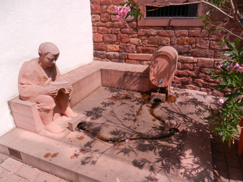 DSCN1052.JPG - Schicker Brunnen, übrigens.