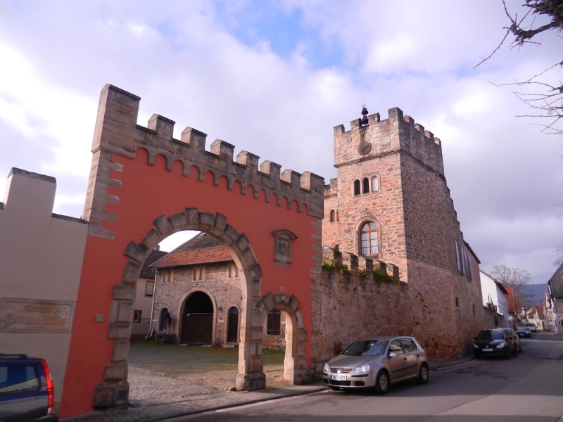 DSCN4002.JPG - Früher war das eine Burganlage, heute befindet sich ein Weingut und einige Ferienzimmer darin.