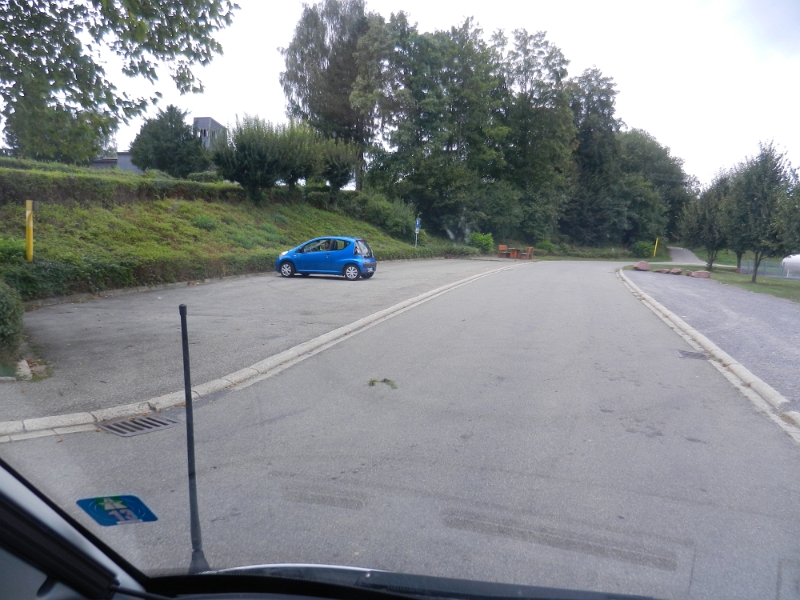 DSCN1470.JPG - Zwischen der Tankstelle und dem Penny-Markt direkt an der B292 befindet sich ein für Wohnmobile ausgewiesener Platz. Keine V/E, kein Strom dafür kostenlos. Als reiner Übernachtungsplatz Ok, für uns aber eher nichts. Also fahren wir weiter...