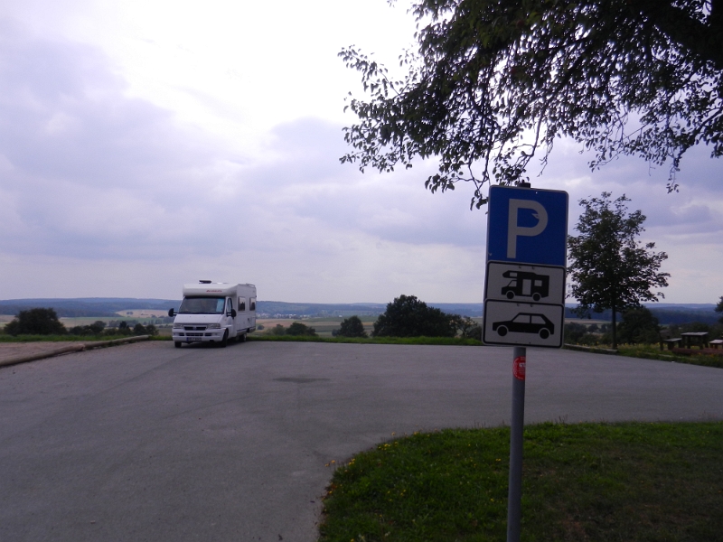 DSCN1473.JPG - PKW dürfen auch hier parken :-(Am Abend war der Platz auch plötzlich voll mit Autos... Eine Gruppe die zusammen mit ihren Hunden (Hundeschule!) hier Gassi geht. Später war der Platz wieder sowas von leer...