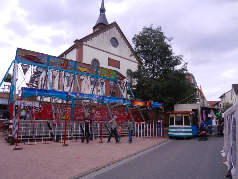 DSCN1492.JPG - Wow, eine echte Dorfkerwe wie vor ca. 30 Jahren. Eine Schiffschaukel mit echtem Schiffschaukelbremser! Cool!Es gabe daneben noch ein klitzekleines Kinderkarusell, ein Enten-Angel-Wagen, eine Schiessbude und ein Süßwarenanbieter sowie zwei kleine Festzelte.