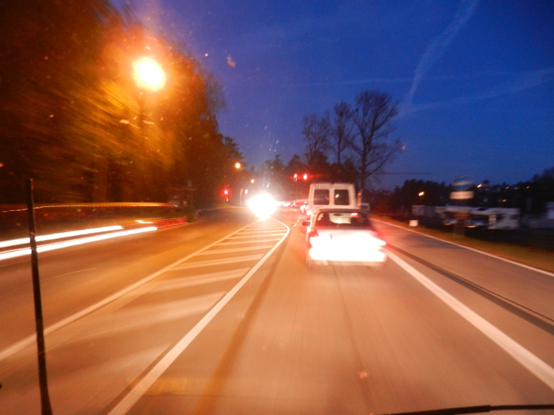 DSCN3707.JPG - Kurz nach dem Tunnel kommen wir erneut an ein Stauende. Durch Mörlenbach, Rimbach und Fürth geht es nur im Schritttempo vorran.