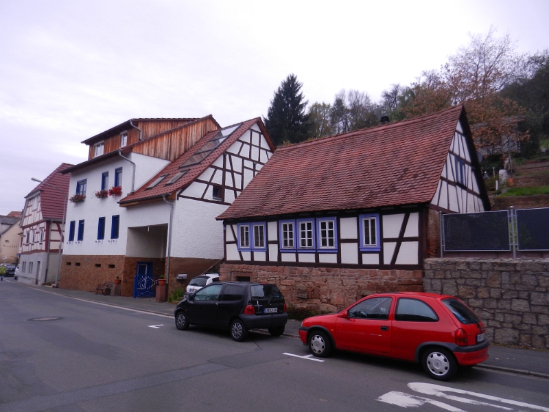 DSCN3726.JPG - ...und suchen den Fussweg auf den Berg. Wir müssen zunächst in den Ort.