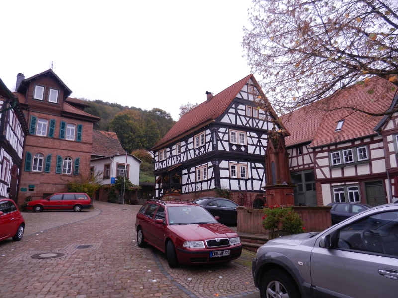 DSCN3733.JPG - Der Marktbrunnen ist Mitte des 19. Jahrhunderts in neugotischem Stil errichtet worden. Er ist der letzte von ehemals drei auf dem Marktplatz sich befindenden Brunnen. Auf einem neueren Podest von drei Stufen Höhe steht die quadratische, mit Maßwerk verzierte Brunnenbütte, in deren Mitte sich der Brunnenstock erhebt, bekrönt von einer gotischen Fiale. Neben dem Brunnen steht die Dr.-Buchholz-Linde.  Quelle: Breuberg.de