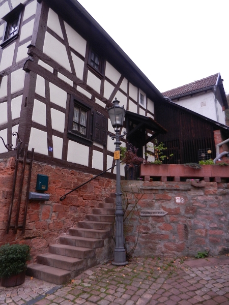 DSCN3735.JPG - Von nun an folgen wir dem roten X hinauf zur Burg.