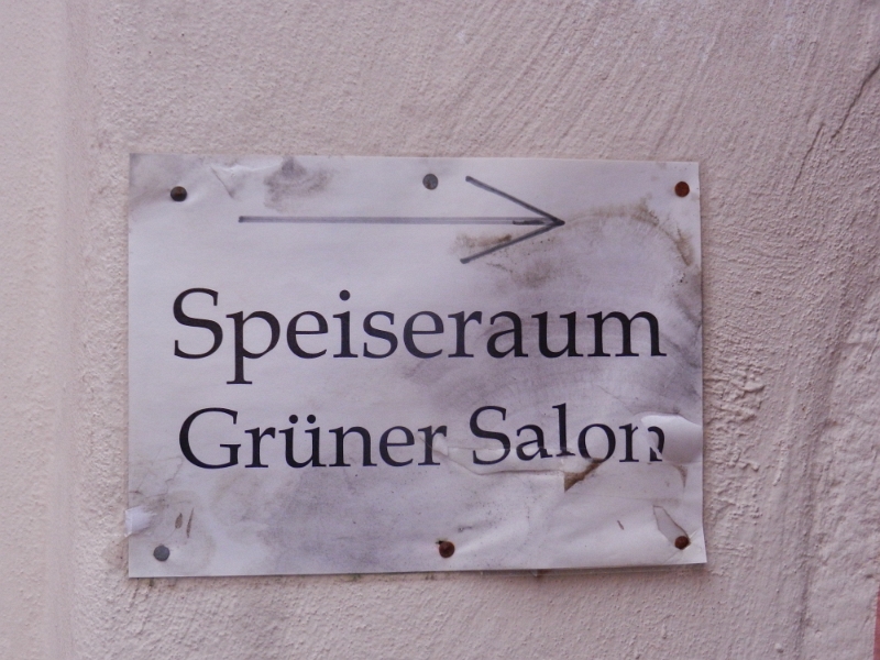 DSCN3770.JPG - Hier geht's zum "Grünen Salon"... Pfffff... Wir gehen lieber in den "roten Salon"! :-) Britta und Dirk wollen heute auch hier mit ihrem "roten Salon" eintreffen!