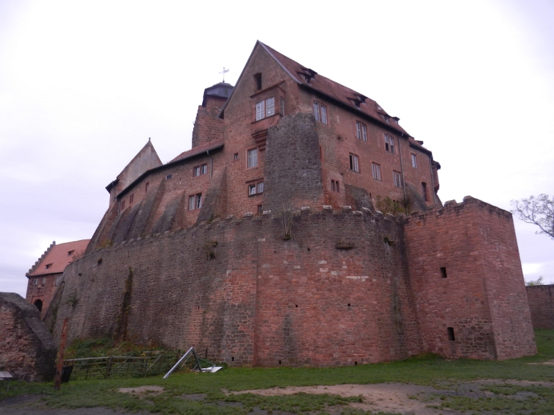 DSCN3776.JPG - ...und gelangen auf einen Platz wo man schön die Ausmaße der Burg erkennen kann.