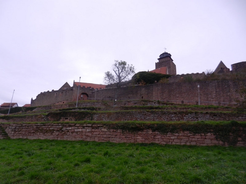 DSCN3778.JPG - Wir verlassen die Burg und gehen hierzu einen anderen Weg hinab.