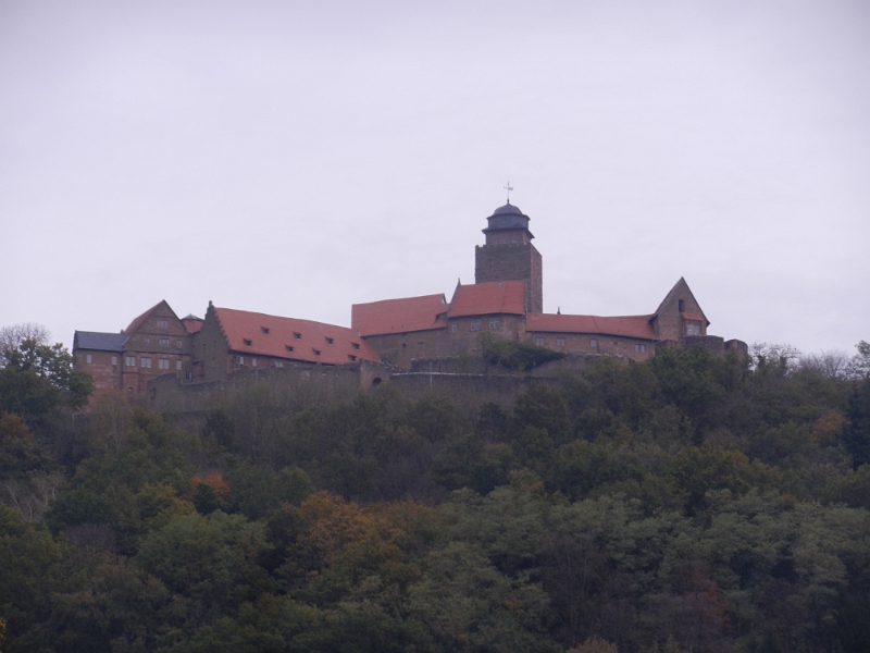 DSCN3784.JPG - Einige Meter hinter dem Stellplatz hat man einen schönen Blick hinauf zur Burg.