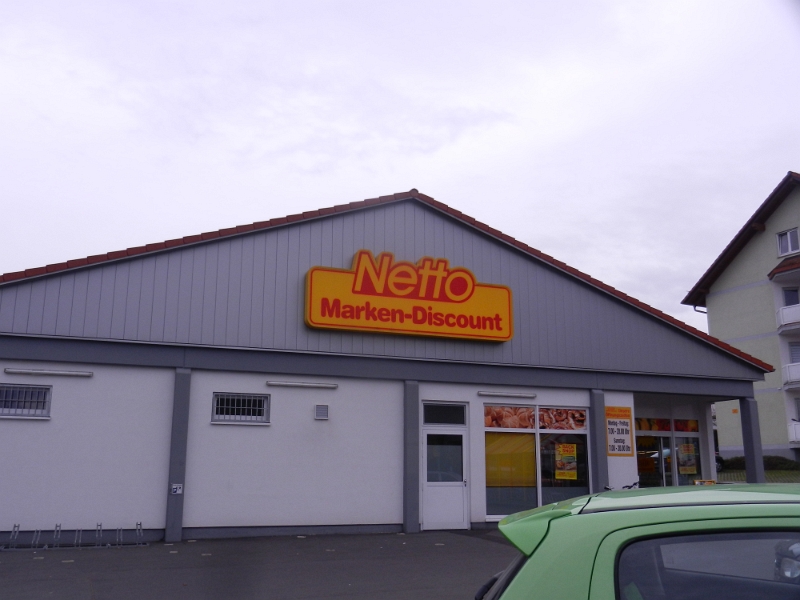 DSCN3785.JPG - Wir haben bereits bei der Ankunft hier den Netto-Markt gesehen, der nur ca. 150m neben dem Stellplatz ist. Wir wollen eigentlich nichts kaufen und bummeln einfach mal so durch den Markt.