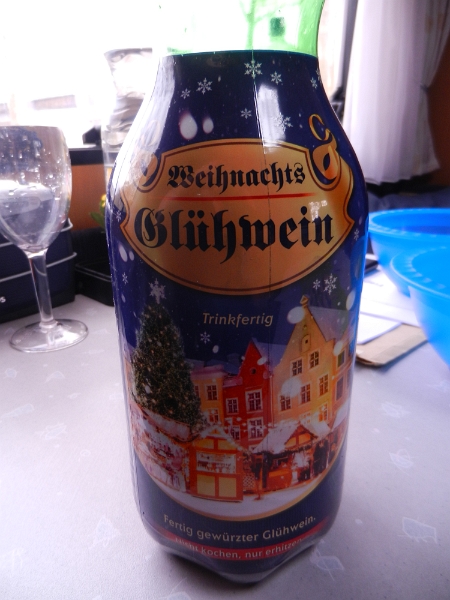 DSCN3793.JPG - Achja, wir haben natürlich auch Glühwein im Netto besorgt... Der Abend kann kommen.