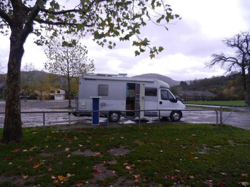 DSCN3836.JPG - In Eberbach am Neckar machen wir das Dixi sauber. Morgen muss ich es in die Werkstatt bringen, da wir einen Feuchtigkeitsschaden hinten recht entdeckt haben. Dazu räumen wir das Bad komplett leer und putzen extra nochmal. Nebenbei habe ich mal wieder eine Glühbirne im Scheinwerfer getauscht :-(