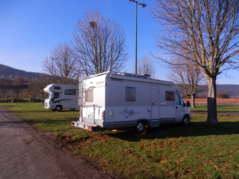 DSCN4264.JPG - Keine Stunde später stehen wir in Bad Dürkheim auf dem Stellplatz "In der Silz".Pro Tag kostet der Platz €6,00, Strom gibts am Automat €1,00 pro KW und eine VE (kostenlos) ist vorhanden.