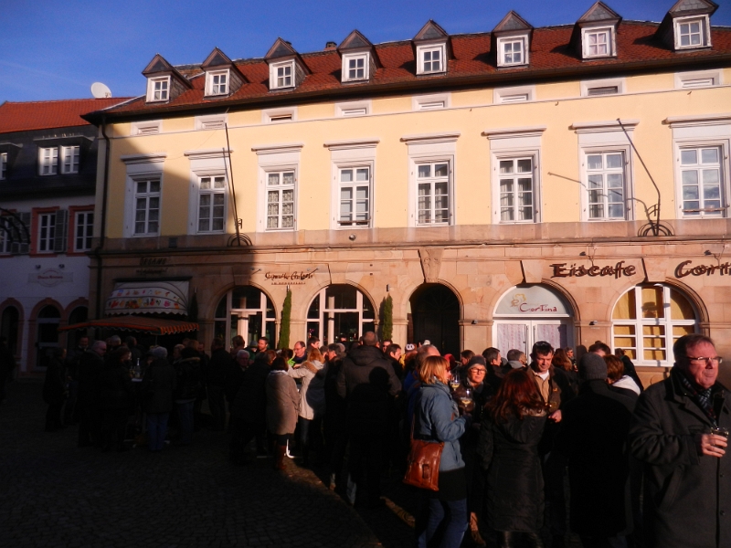 DSCN4276.JPG - Wow, was ist den hier los?!? Überall vor den Cafe's und Restaurant's stehen Tische und die Leute trinken Wein?!?