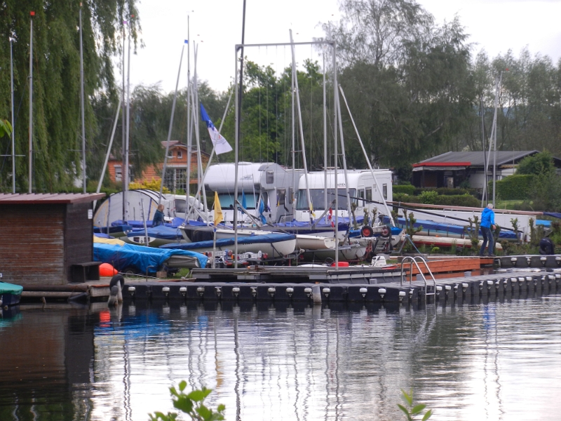 DSCN6916.JPG - Am Sportbootclub stehen viele Womos direkt am See.