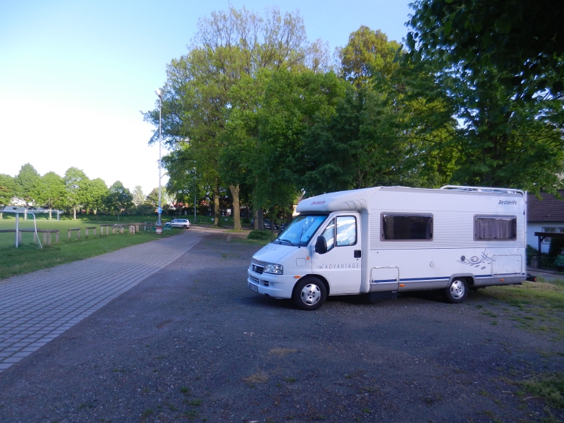 DSCN6936.JPG - Hier haben wir schon einmal übernachtet. Der Platz bietet weder Stromn noch VE o.ä. ist dafür kostenlos und ganz wichtig...Sehr ruhig gelegen. Wir waren vorher nach Bad Salzdetfurth gefahren um evtl. einen Platz dort zu bekommen. Keine Chance, völlig überfüllt und eng und ungemütlich und und und...