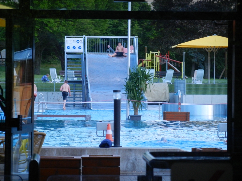 DSCN6940.JPG - ...am Freibad!?!? Obwohl es nicht gerade warm ist, ist genau dieses Freibad GEÖFFNET???