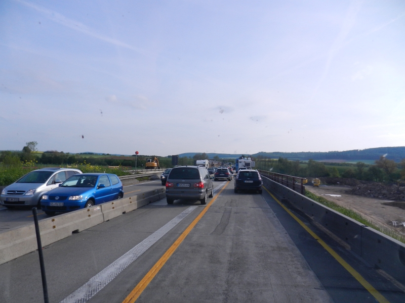 DSCN6977.JPG - Na Toll, kaum fahren wir auf die Autobahn stecken wir im Stau. Zum Glück ist es wegen einer Baustelle und wir kommen dann doch halbwegs gut vorran.