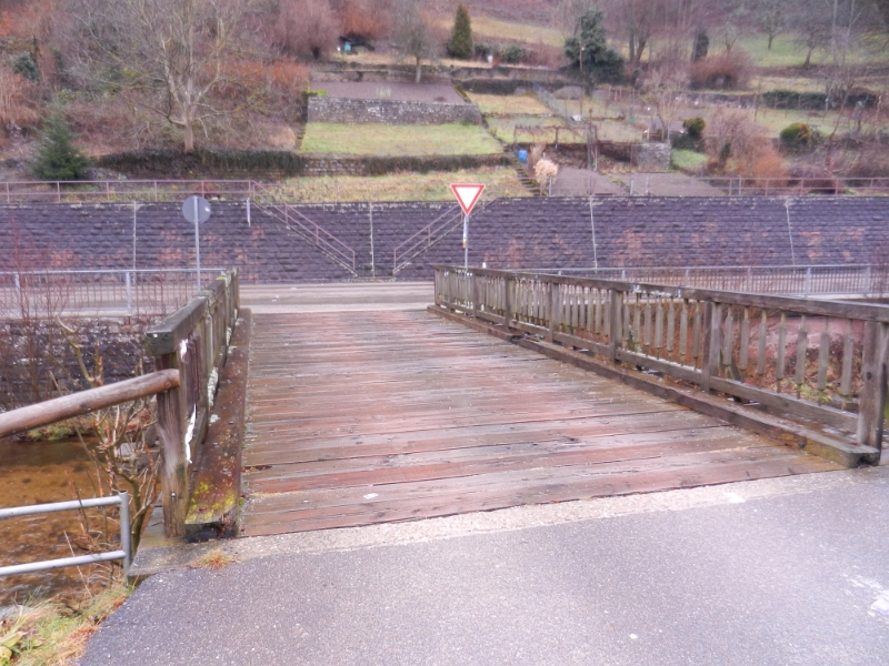 DSCN4367.JPG - Über diese Brücke kommt man zum Stellplatz. Keine Panik, sie trägt bis zu 30 Tonnen. ;-)