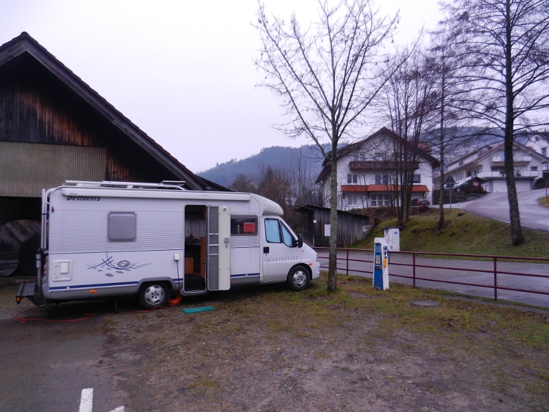 DSCN4411.JPG - In Baiersbronn auf dem Stellplatz mitten im Ort angekommen. Kurz nach unserer Ankunft wurden wir von Rudi, dem freundlichen Platzwart empfangen. Er gab uns die Gästekarte mit der wir im ganzen Schwarzwald kostenlos mit den Öffentlichen fahren könnten.