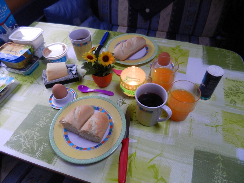 DSCN4428.JPG - Am nächsten morgen das obligatorische Frühstück. Diesmal mit frisch gepresstem O-Saft, warmen Brötchen und Gag-Gag-Ei... :-)