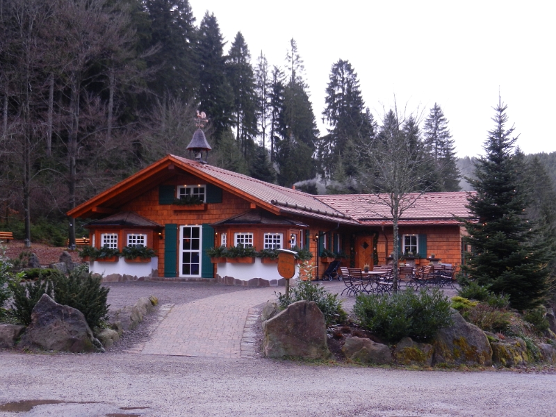 DSCN4464.JPG - Nun sind wir an der Sattelei-Hütte. Wir sind nur kurz zum schauen rein... Sehr hübsch und urig gestaltet.