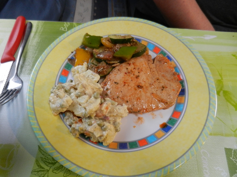 DSCN4498.JPG - Nach ca. 11km Wanderung haben wir uns ein lecker Abendessen verdient. Biene macht Steak mit Grillgemüse und Grumbeersalat**Kartoffelsalat <- Für die Oxford-Deutschen! :-)