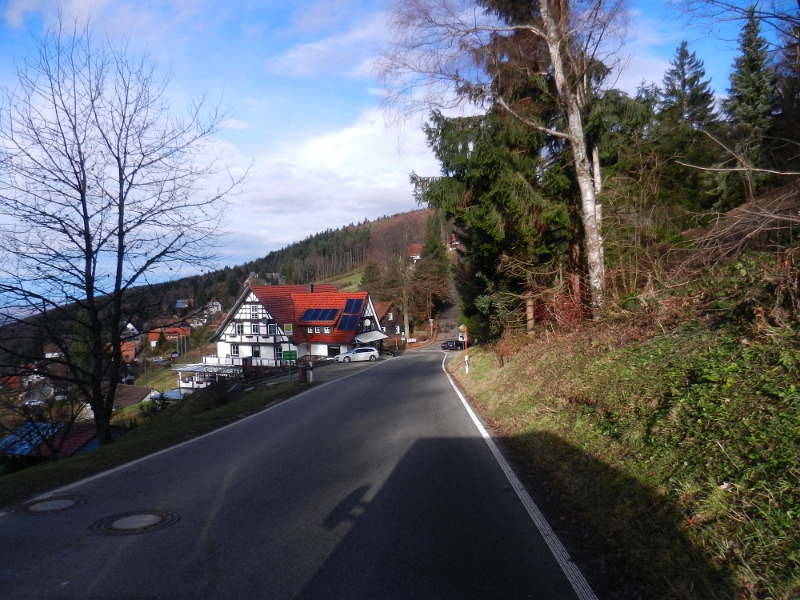 DSCN4548.JPG - Es geht über 8km mit 12% Gefälle den Berg runter...