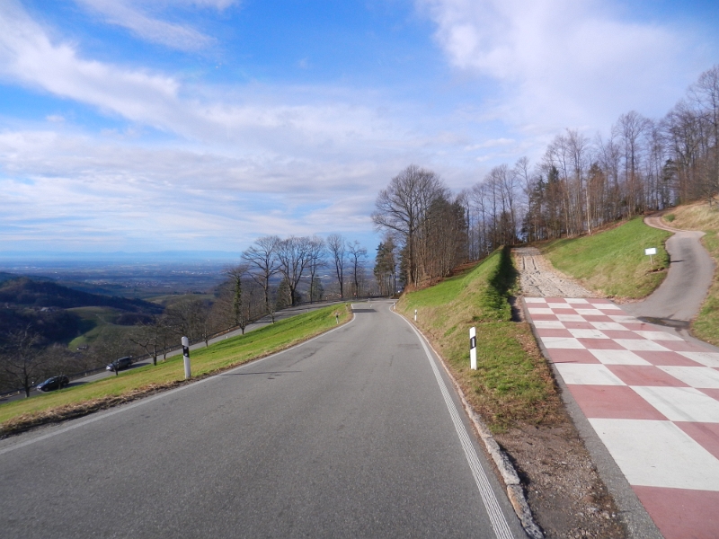 DSCN4554.JPG - Rechts ist eine Notfall-Spur mit Ausbremszone zu erkennen.