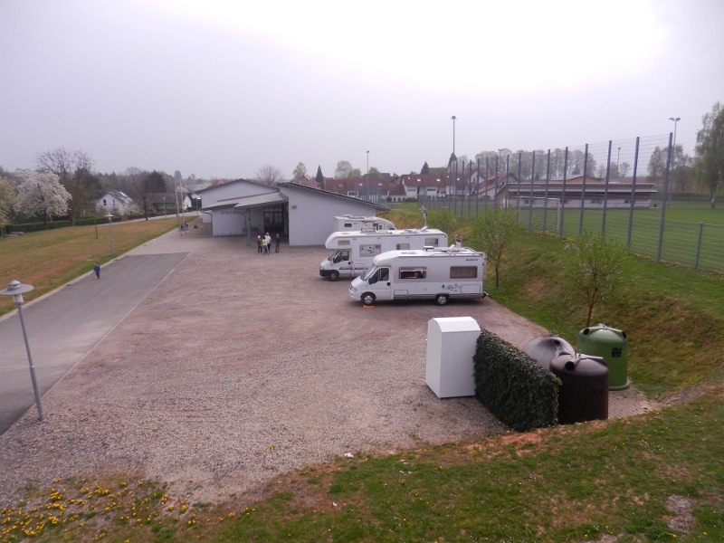 DSCN6051.JPG - Der Stellplatz liegt am Dorfgemeinschaftshaus bzw. am Sportplatz.