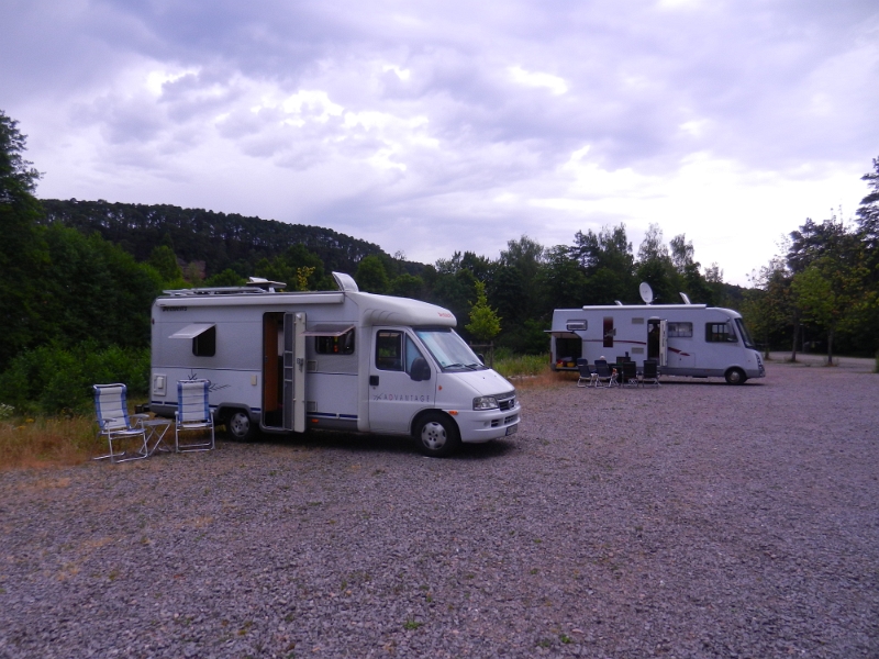 DSCN8807.JPG - Es handelt sich um einen geschotterten großen Parkplatz. Natürlich gibt es kein Strom oder VE o. ä. Es handelt sich um einen Wanderparkplatz und nicht um einen Stellplatz.