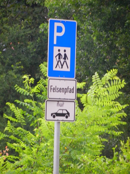 DSCN8816.JPG - Wir übernachten auf dem Wanderparkplatz "Felsenpfad" direkt am Einstieg des Premium-Wander-Weges.