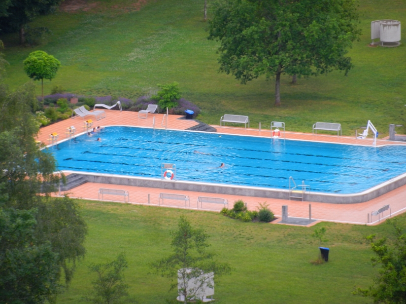 DSCN8956.JPG - Von hier kann man in das Schwimmbad schauen, Fast Menschenleer. Kein Wunder, es regnet immer noch!