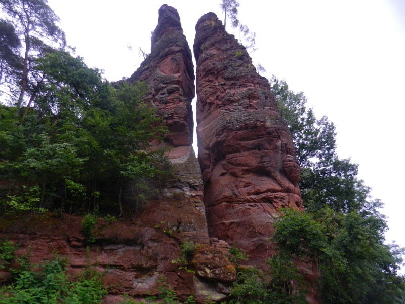 DSCN8964.JPG - Das Finale auf dieser Wanderung stellt die Felsformatien "Braut und Bräutigamm" da.