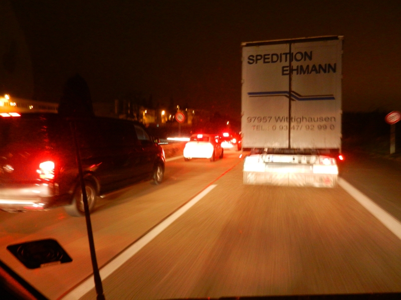 DSCN1760.JPG - Logisch, keine 10 Minuten stehen wir im Stau. Eigentlich hatten wir "stockenden Verkehr" bis zum Ziel :-(