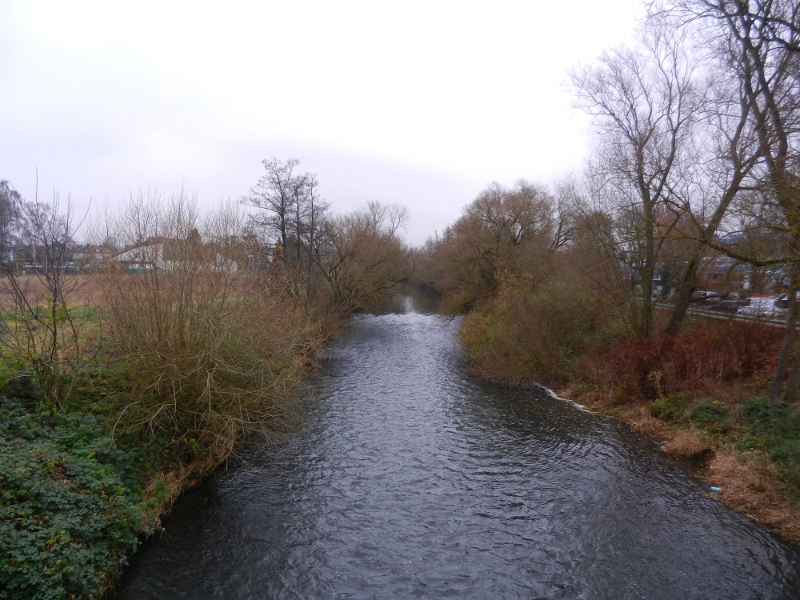 DSCN1776.JPG - Wir wollen uns natürlich die Altstadt ansehen und laufen zunächst auf einem Fussweg über die Dill, die hier in Wtzlar in die Lahn mündet.