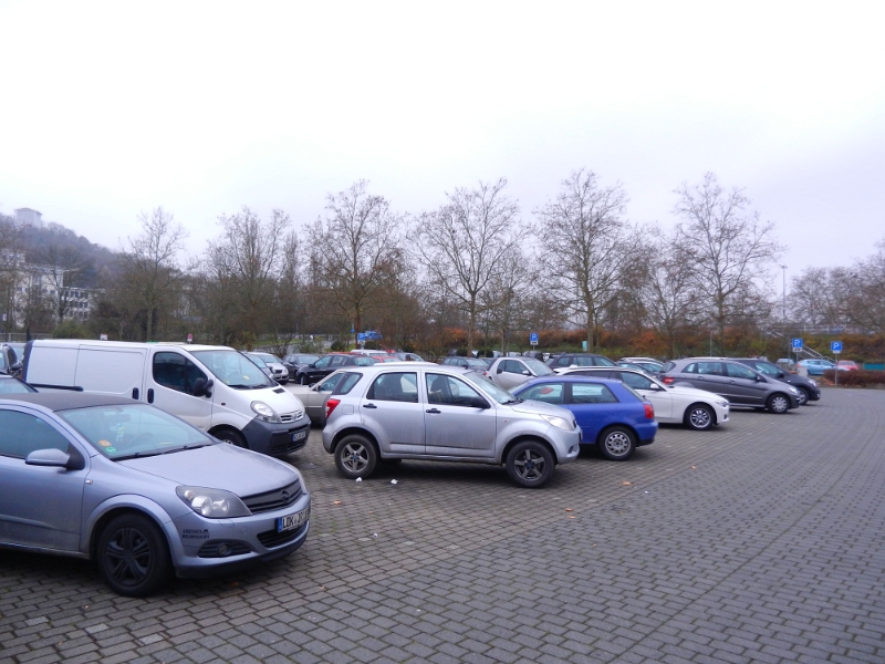 DSCN1780.JPG - Auf der Lahninsel schauen wir uns den anderen Stellplatz der Stadt an. Ohje, überhaupt nicht schön... und LAUT!!!