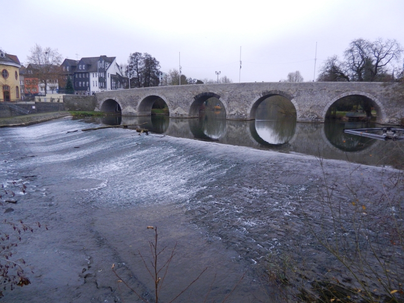 DSCN1782.JPG - Wir kommen zur alten Lahnbrücke.