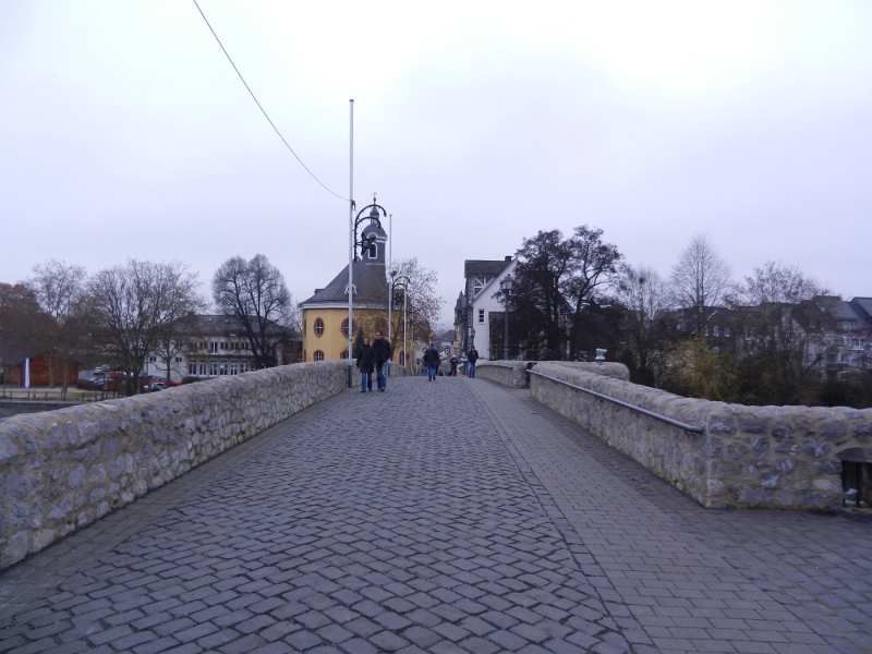 DSCN1861.JPG - Wir verlassen nun die Altstadt und laufen über die alte Lahnbrücke.