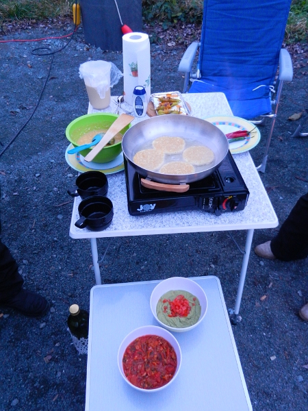 DSCN1914.JPG - Biene macht weitere Vorspeisen. Kichererbsenpuffen mit Guacamole- und Salsadip.